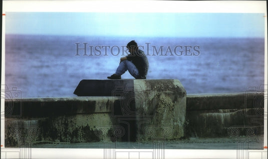 1993 Press Photo Man alone on a wall along the sea of Havana - mja74045-Historic Images