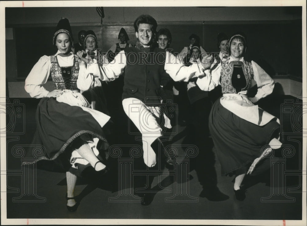 1989 Press Photo Pommerscher Verein Freistadt practice Pomeranian dances-Historic Images