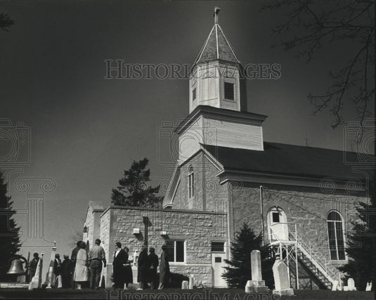 1991 Press Photo Members of Tour Group Visit German Settlements in Ozaukee - Historic Images