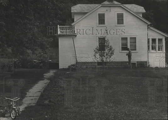 1979 Press Photo Deputy Looking for Clues at Borud Family House - mja74141 - Historic Images