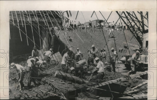 1962 Press Photo Crews Search for Men When an Interstate Highway Collapsed-Historic Images