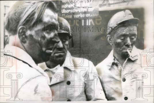 1962 Press Photo Miners took a break from rescue operations, Luisenthal mine-Historic Images