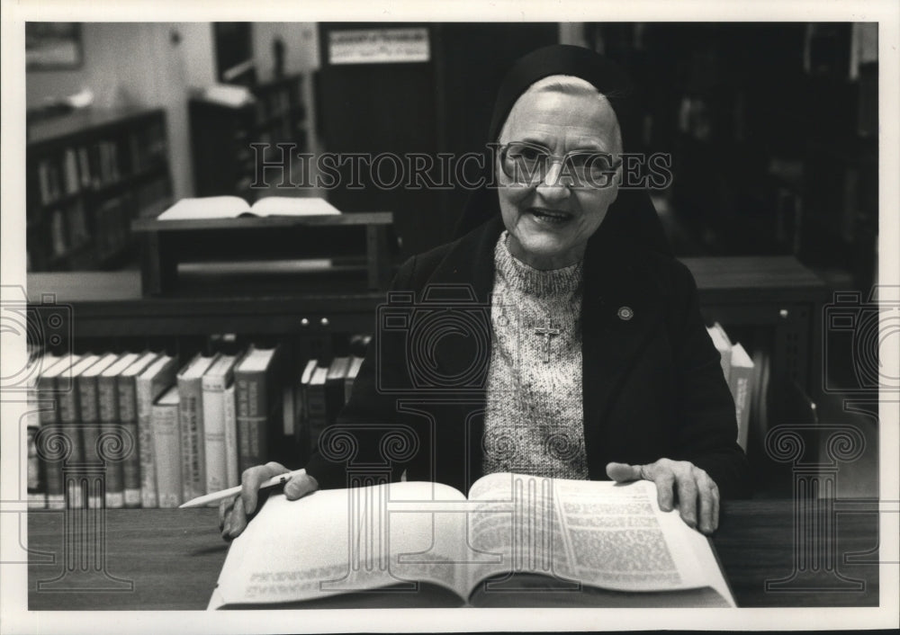 1989 Press Photo Sister Avila Schurb Director of the St.Teresa College Library - Historic Images