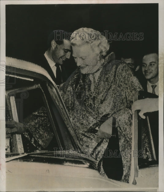 1962 Press Photo Winston Churchill's Wife Visits Him at Middlesex Hospital-Historic Images