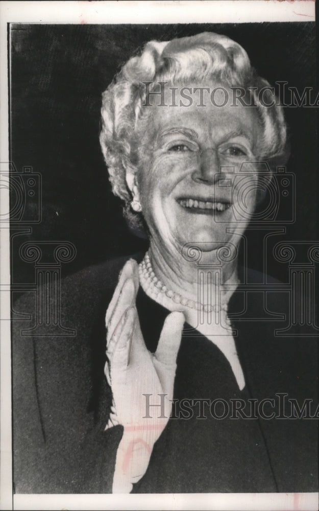 1965 Press Photo Lady Churchill at Waterloo Station as she Leaves for Vacation - Historic Images