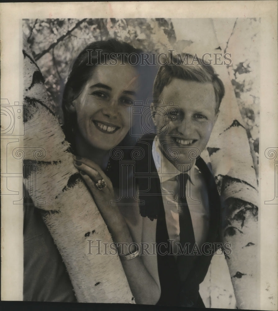 1964 Press Photo Winston Churchill Jr. With His Fiancee, minnie d&#39;Erlanger - Historic Images