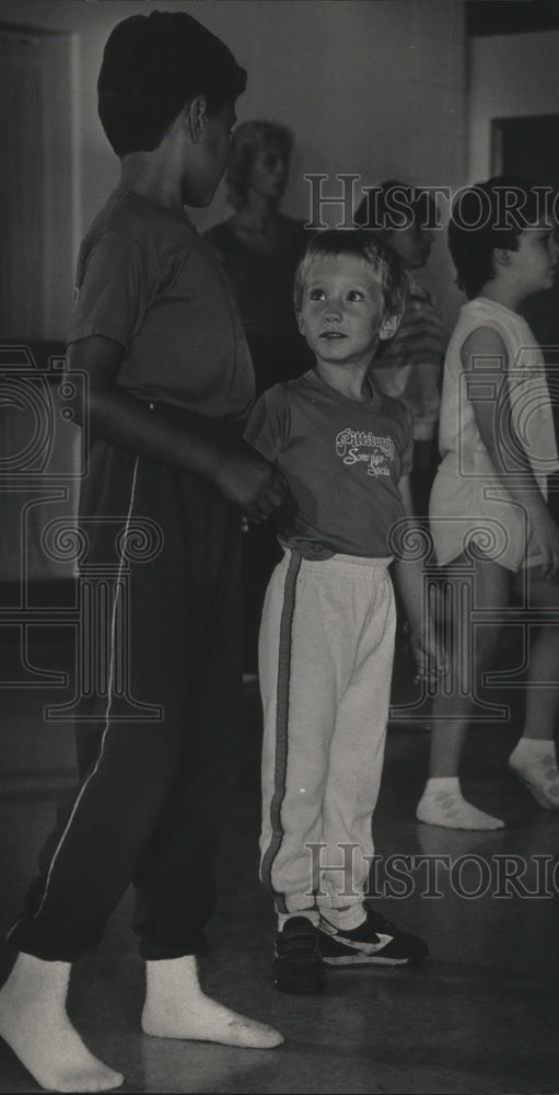 1984 Press Photo Classmates Talking at Allegra Academy of Dancers & Gymnastics - Historic Images
