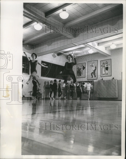 1963 Press Photo Ellen Pacheisky & Irene Gminski dance and leap across gym floor - Historic Images
