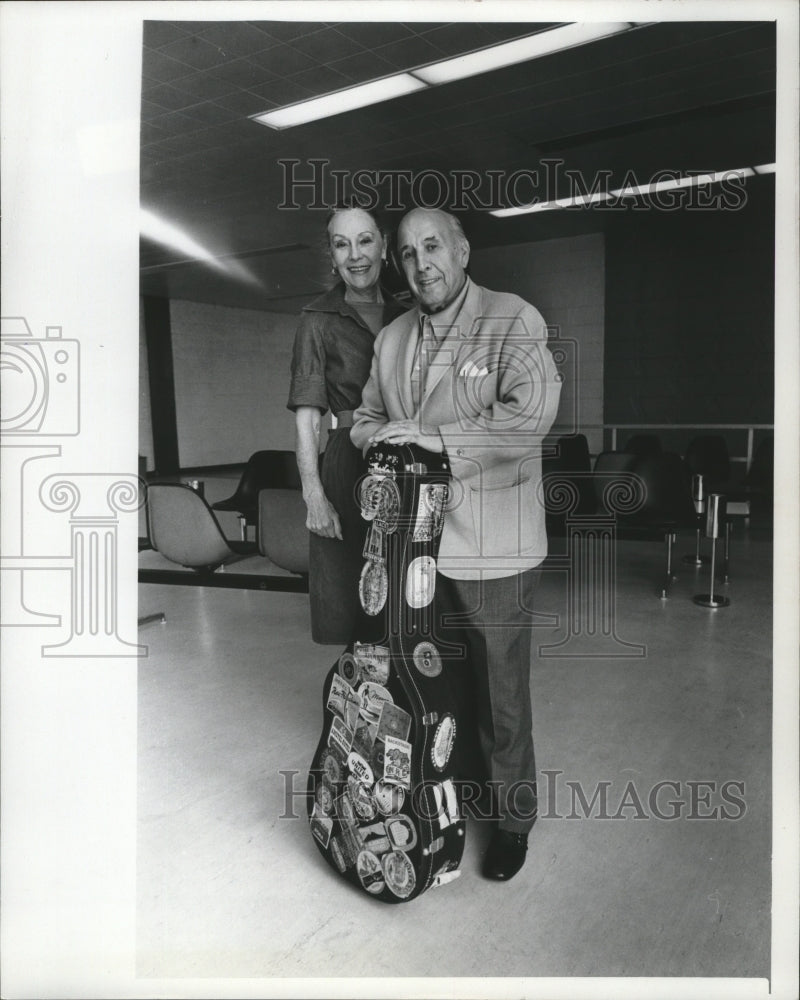1977 Press Photo Guitarist Carlos Montoya and wife at Mitchell Field - mja74446-Historic Images