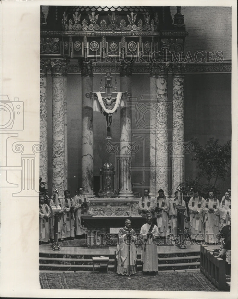 1977 Press Photo Archbishop William E. Cousins Honored at St. John Cathedral - Historic Images