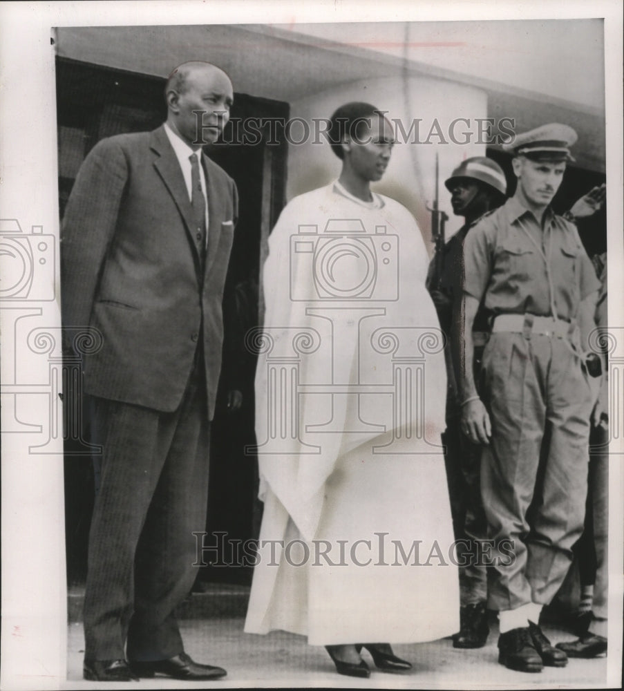 1962 Press Photo Mwami (King) of Brundi walked in Usumbura with his wife-Historic Images