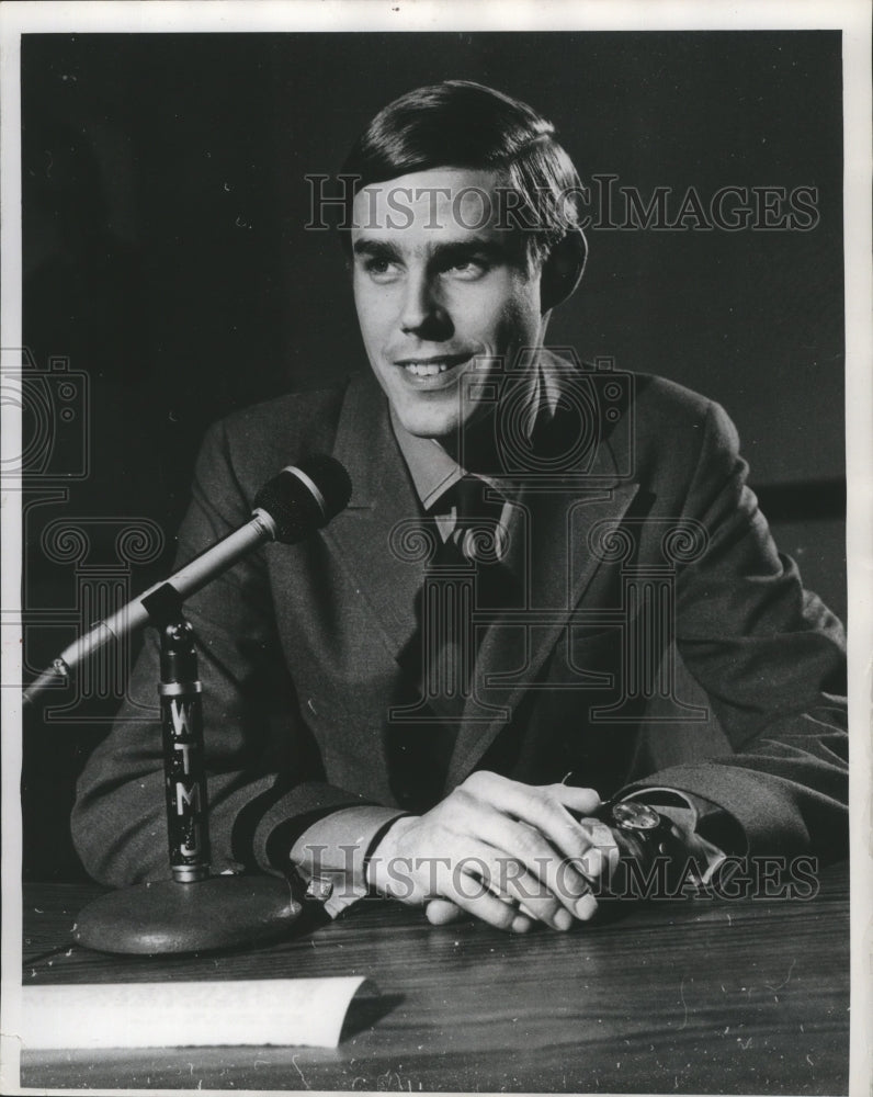 1971 Press Photo WTMJ Announcer & Journal Employee Doug Dahlgren - Historic Images