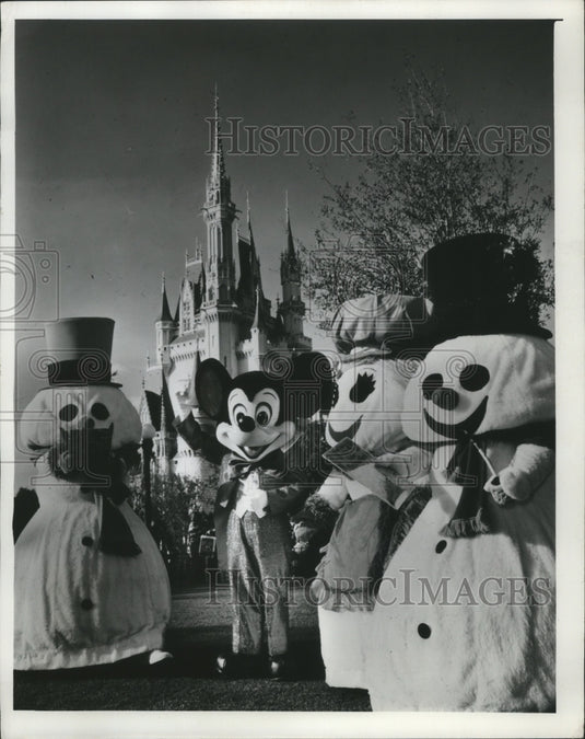 1977 Press Photo Disneyland Mickey Mouse and snowmen - mja74520-Historic Images