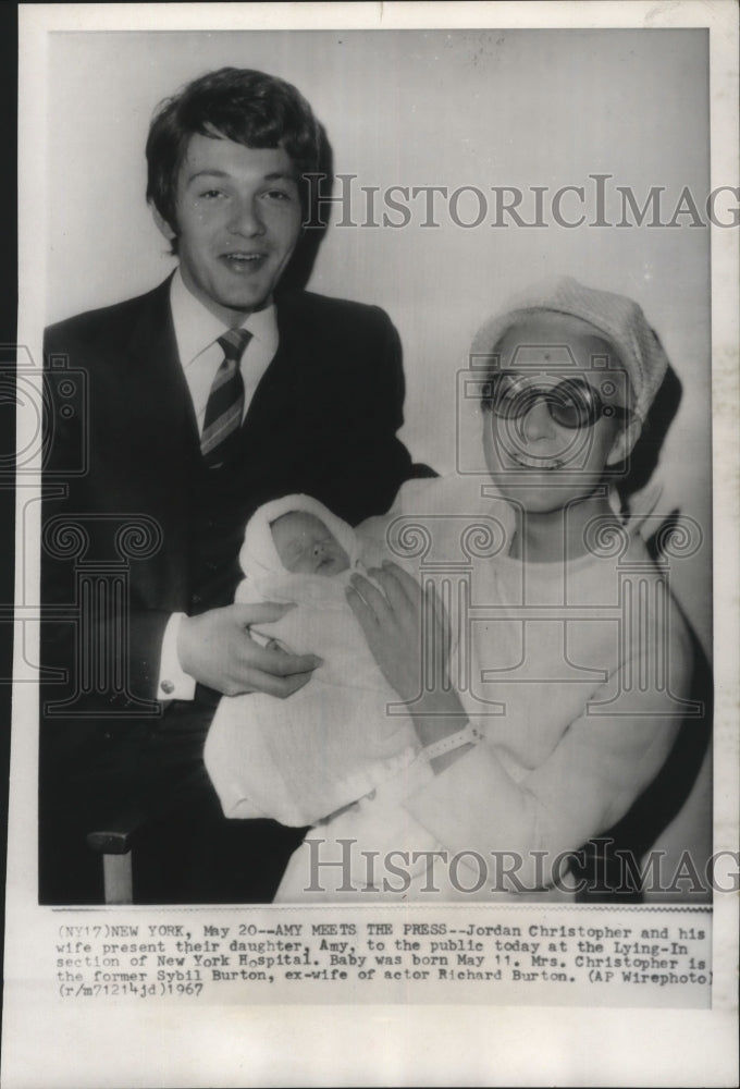 1967 Press Photo Jordan Christopher and wife, Sybil, present their baby daughter-Historic Images