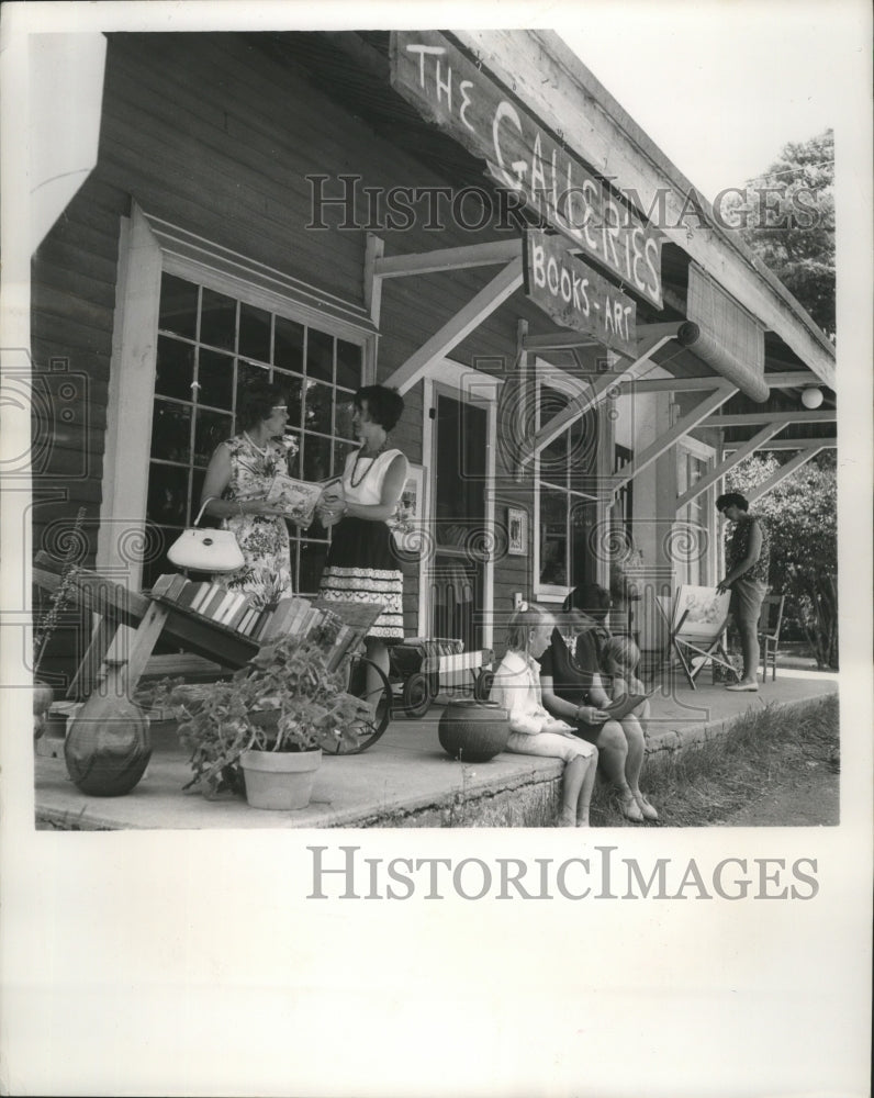 1965 Press Photo Door County Vacationers Outside The Galleries in Ellison Bay-Historic Images