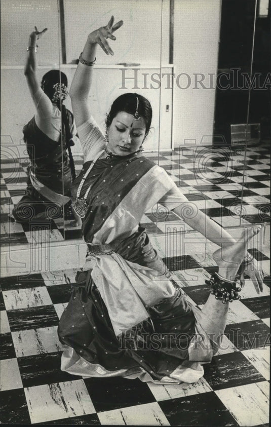 1981 Press Photo Charo Narasimhan Dances at Alverno College's Alphonsa Hall. - Historic Images