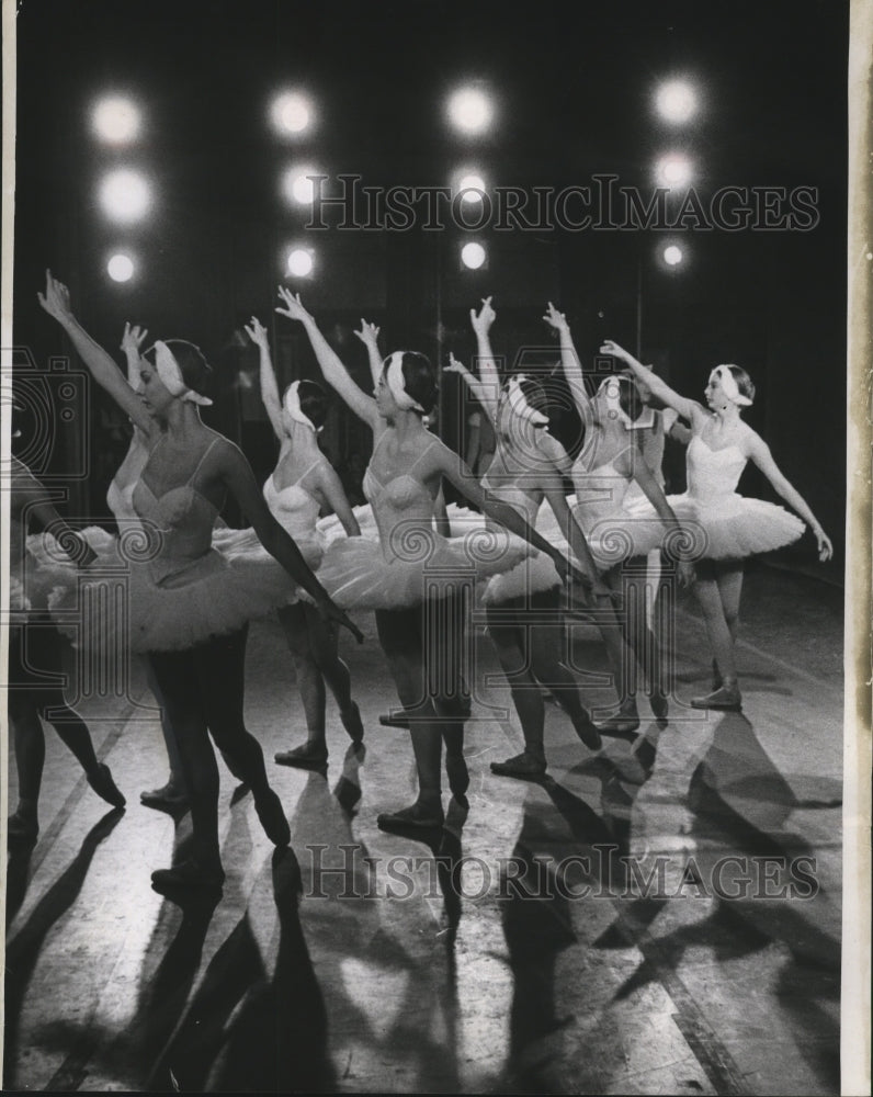 1967 Press Photo National Ballet company of Washington at Alverno college - Historic Images