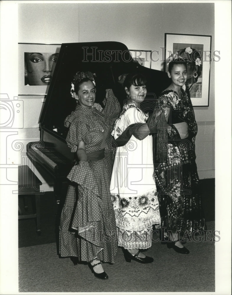 1992 Press Photo Folklorico Dancers Elma Radke, Jessica Martinez &amp; Rubbi Ramos - Historic Images