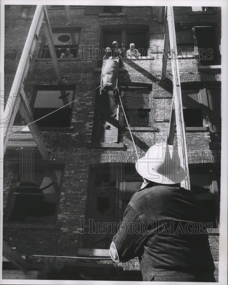 Press Photo Walter Schroeder was lowered from a fourth floor window - mja74831-Historic Images