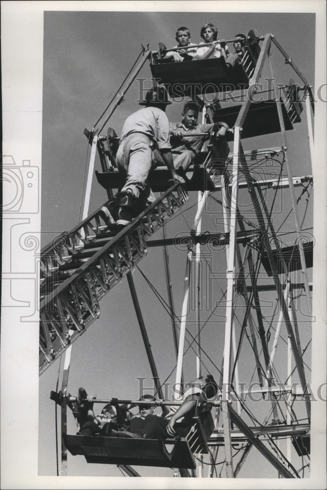 1982 Press Photo Fireman rescues Paul Kopaczewski from stuck Ferris wheel - Historic Images