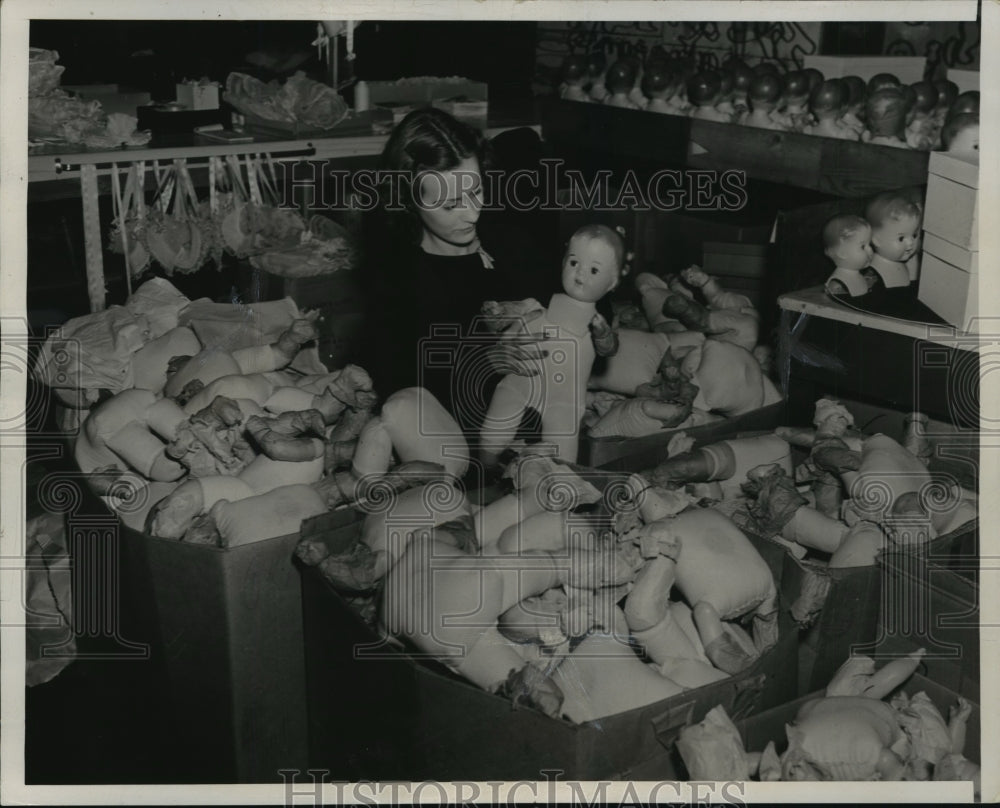 1937 Press Photo Eileen Kelly attaching heads to dolls on assembly line - Historic Images