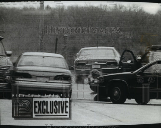 1994 Press Photo Judy Opat leaps out of a moving van commandeered by two robbers-Historic Images