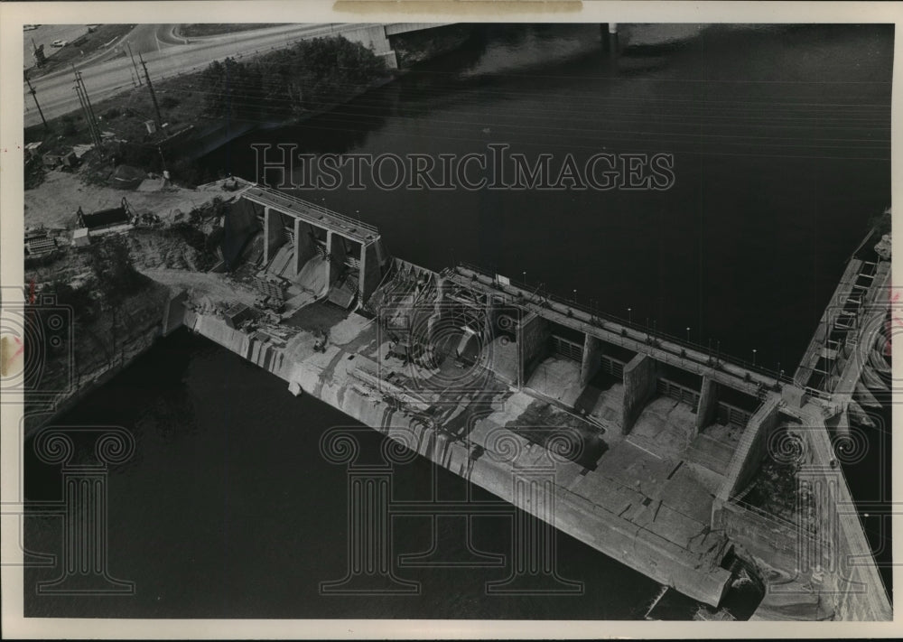 1963 Press Photo Kilbourn Dam stays on the job while being renovated, Wisconsin-Historic Images