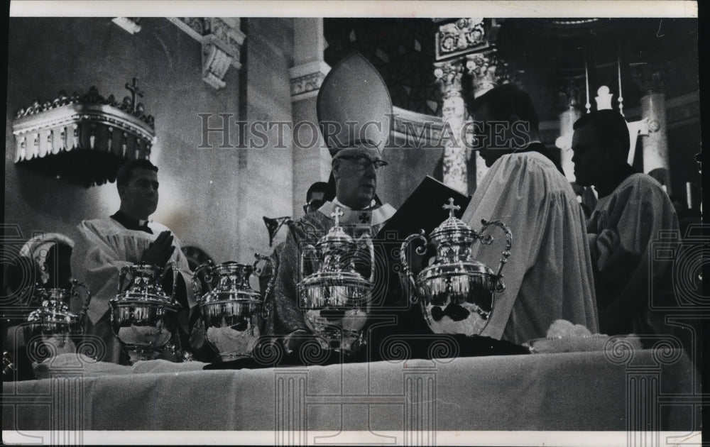 1968 Press Photo Archbishop Cousins at Mass in St. John Cathedral - mja74989-Historic Images