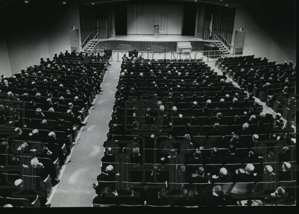 1967 Press Photo Archbishop meets his priests - Historic Images
