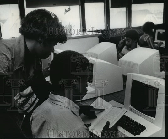 1979 Press Photo Johnnie Parker helped Alfred Allen during a computer class - Historic Images