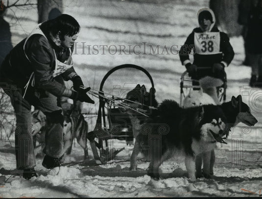 1975 Press Photo Sled dog team at Green Lake, WIsconsin - mja75147 - Historic Images