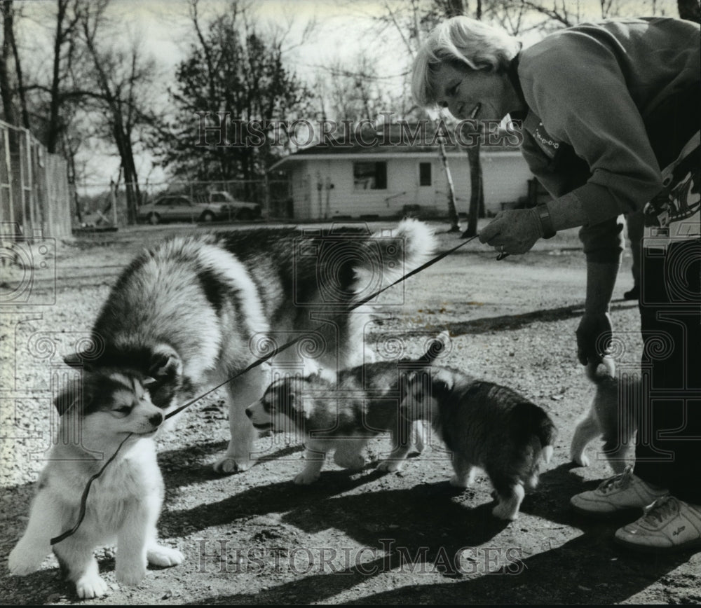 1994 Press Photo Nancy Russell deals with a pup that&#39;s ready to go - mja75162 - Historic Images