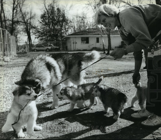 1994 Press Photo Nancy Russell deals with a pup that's ready to go - mja75162 - Historic Images