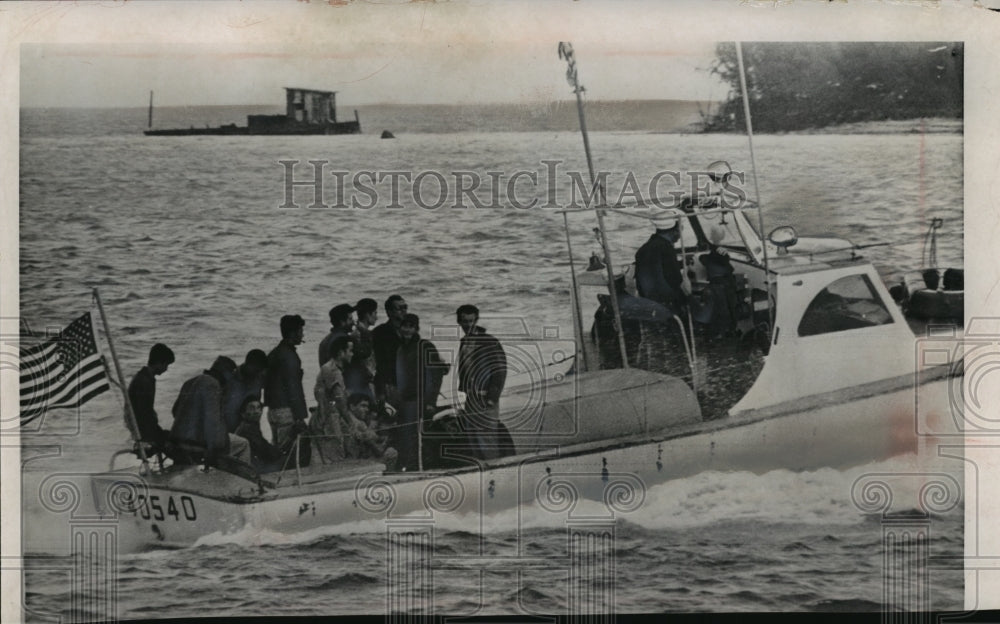 1964 Press Photo Coast Guard Took 29 Cuban Fishermen After Poaching in Florida - Historic Images