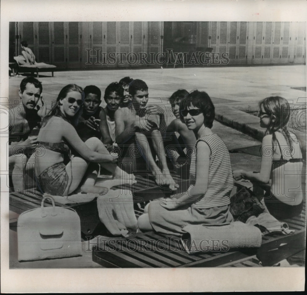 1964 Press Photo A group of Cuban boys watched as Americans sun bathed in Havana- Historic Images