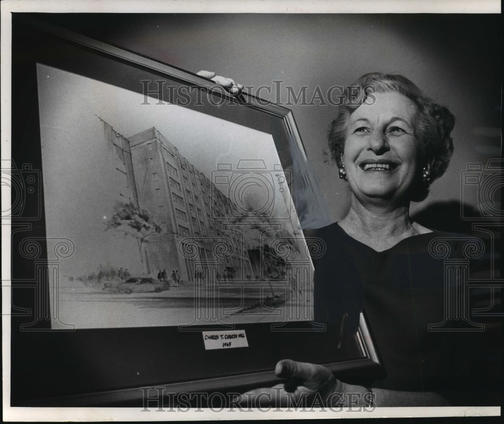 1964 Press Photo Mrs. Charles Cobeen Holding a Painting at Marquette University - Historic Images