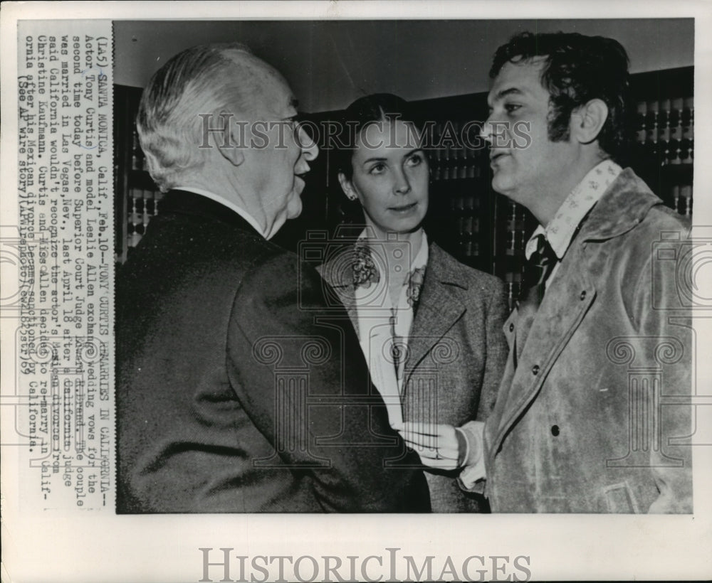 1969 Press Photo Tony Curtis & Leslie Allen With Edward Brand in Las Vegas-Historic Images