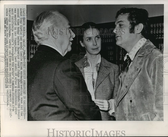 1969 Press Photo Tony Curtis & Leslie Allen With Edward Brand in Las Vegas-Historic Images