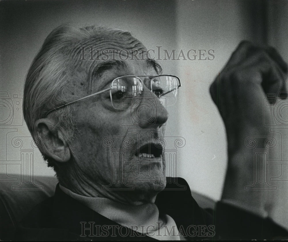 1976 Press Photo Jacques-Yves Cousteau Boogied As Crowd Sang &quot;Happy Birthday&quot; - Historic Images