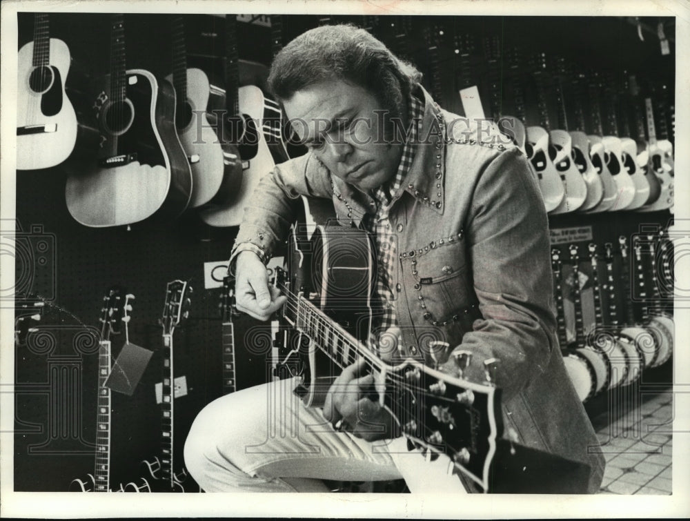 1975 Press Photo Singer Roy Clark tries out a new guitar - mja75473-Historic Images