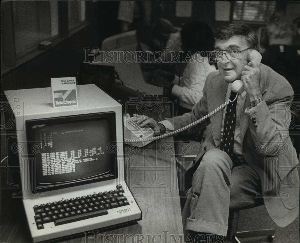 1980 Press Photo John Rosenberg with Computer that Catches Fraudulent Checks-Historic Images