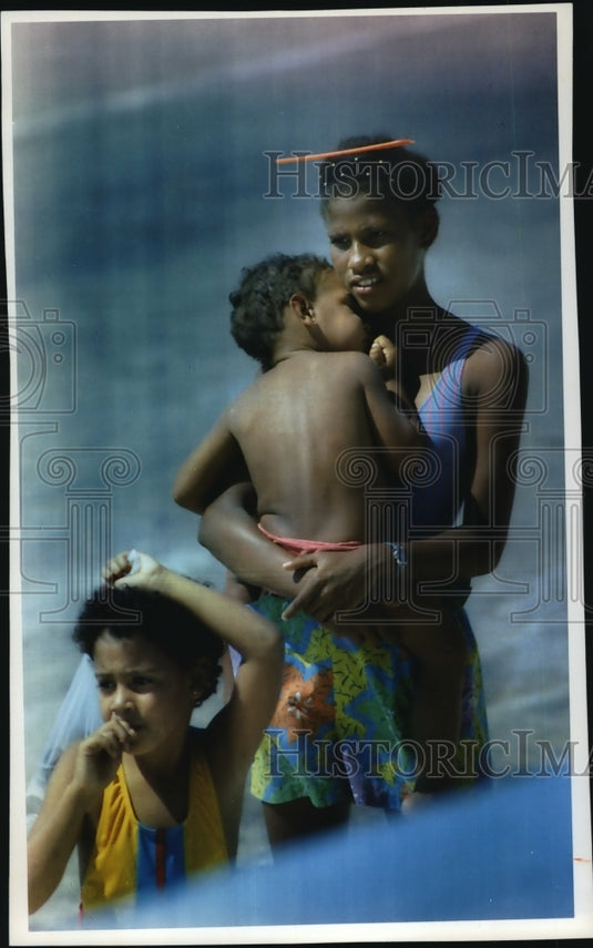 1993 Press Photo A woman with Two Young Children Along the Malecon in Cuba - Historic Images