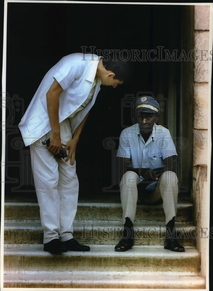 1993 Press Photo Dr. Ricardo Marcelo Speaking With a Patient in Cuba - mja75543-Historic Images