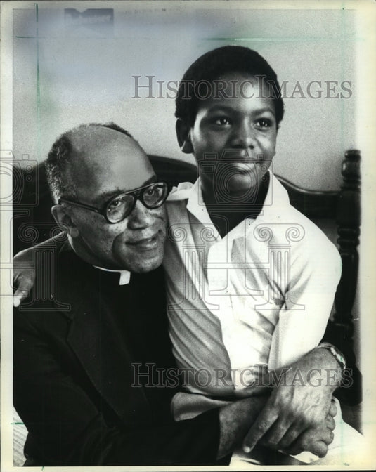 1981 Press Photo Rev. George Clements & Joey at Chicago's Holy Angels Church-Historic Images