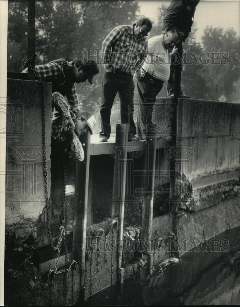1986 Press Photo Men Opening Floodgate of Damaged Dam, Lawrence Lake, Wisconsin - Historic Images