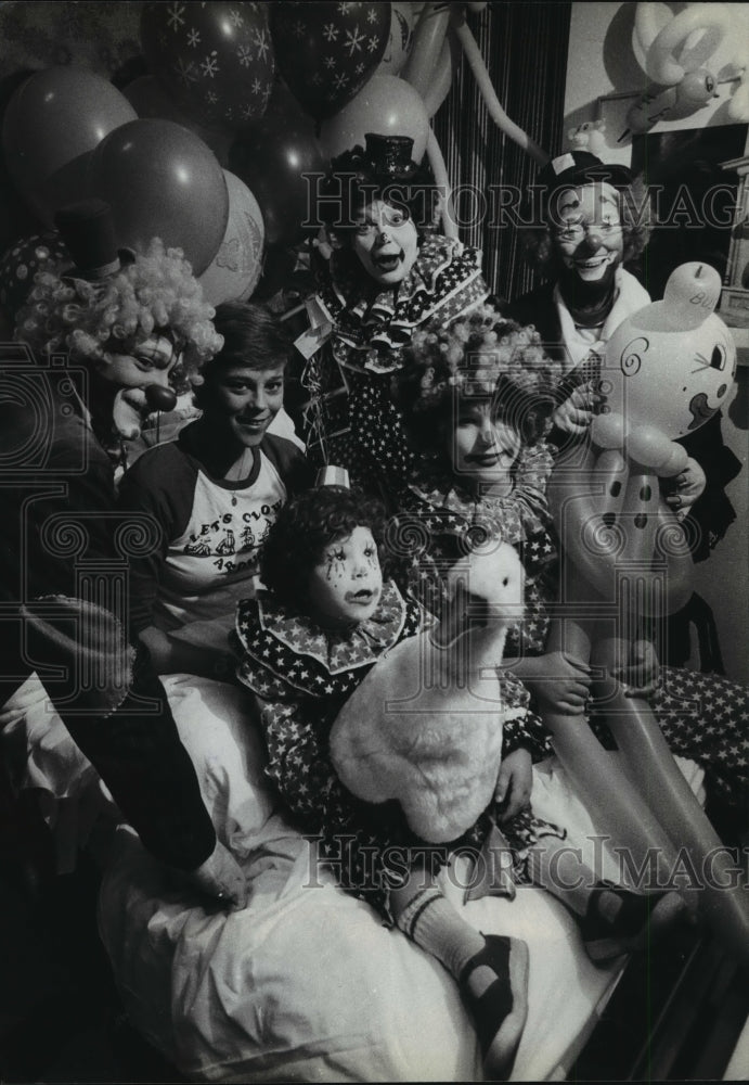 1982 Press Photo Clowns visit Bonnie Skovera at Mount Sinai Medical Center- Historic Images
