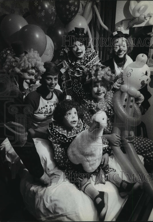 1982 Press Photo Clowns visit Bonnie Skovera at Mount Sinai Medical Center- Historic Images