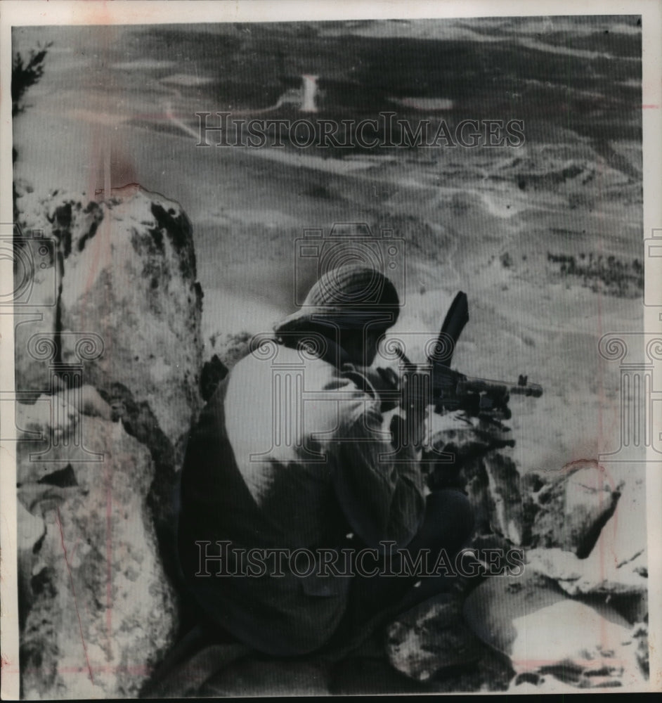 1964 Press Photo Greek Cypriot with a Bren gun, Kyrenia pass. - mja75662 - Historic Images