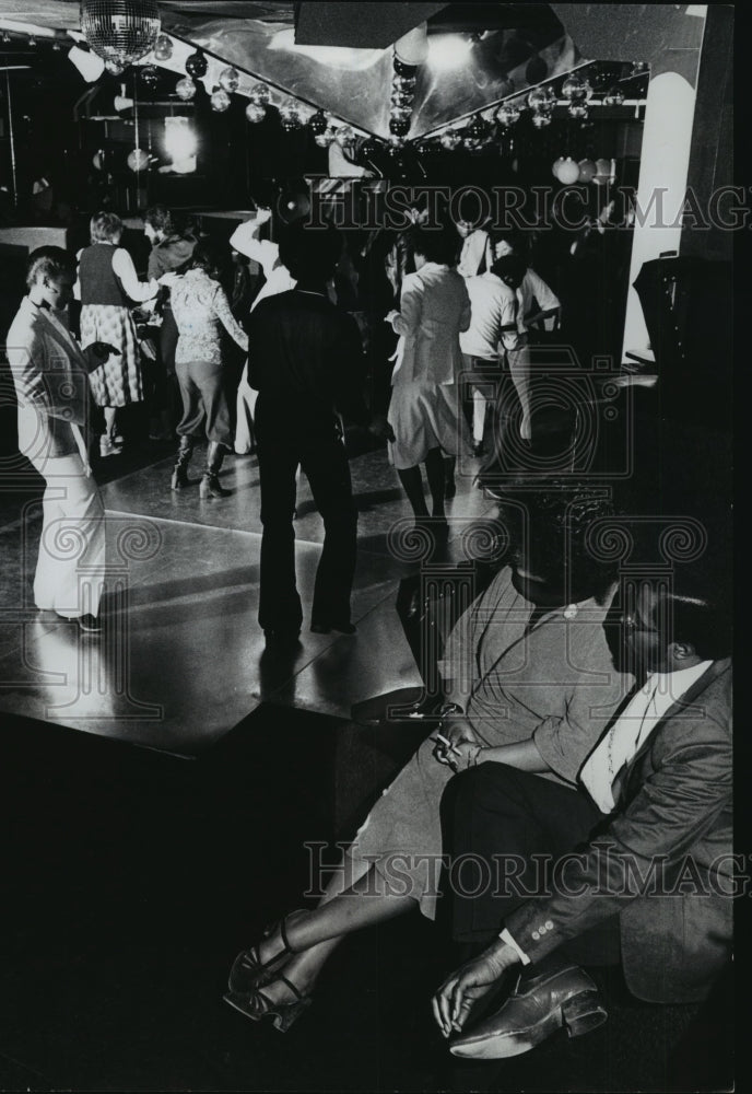 1979 Press Photo A couple sat and watched patrons disco dancing at the Rapport - Historic Images