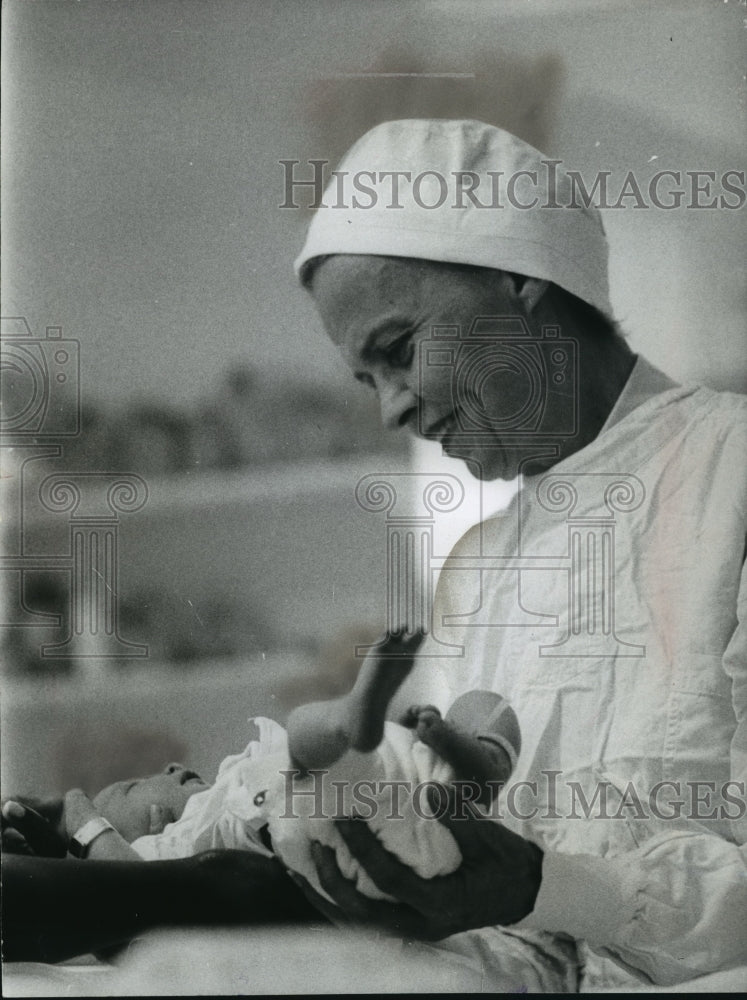 1966 Press Photo Lieutenant Colonel Margaret G. Clarke with a newborn. - Historic Images